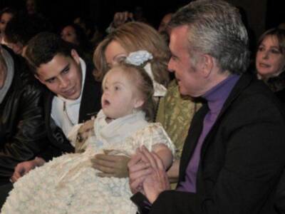 Gloria Camila cumple 16 años sobre la pasarela ante la orgullosa mirada de su padre y su hermano que regreso de Irlanda