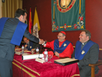 Ilustres Becario de Honor y de la visita extraordinaria a Sevilla de S.E.R. Cardenal Ángelo Amato (SDB), en el Colegio Mayor San Juan Bosco.