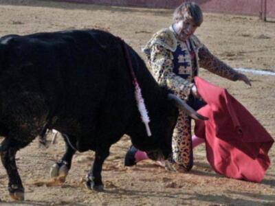 El cordobés celebra el día del padre con sus tres hijos en un festival benéfico