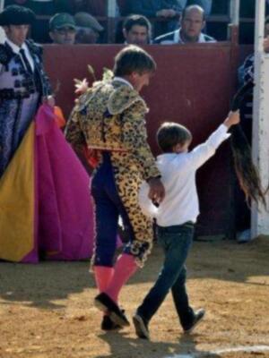 El cordobés celebra el día del padre con sus tres hijos en un festival benéfico