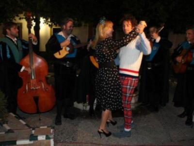 Carmen Lomana inaugura la primavera en Sevilla con la tuna