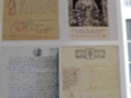 Una colección de documentos antiguos, incluyendo una carta y un documento con sellos postales, posiblemente de la época colonial.
