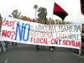 Manifestación con pancarta contra la reforma laboral en Sevilla, España.