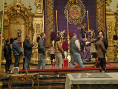 Solemne besamanos del Gran Poder en la madrugada del Sábado Pasión