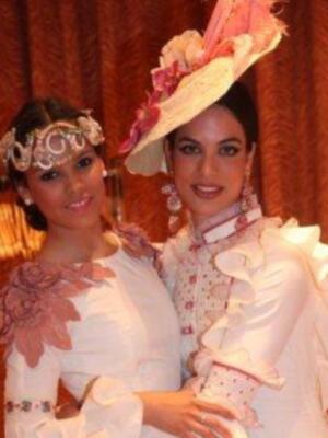 José Fernando ortega apoya a su hermana Gloria Camila en un desfile 