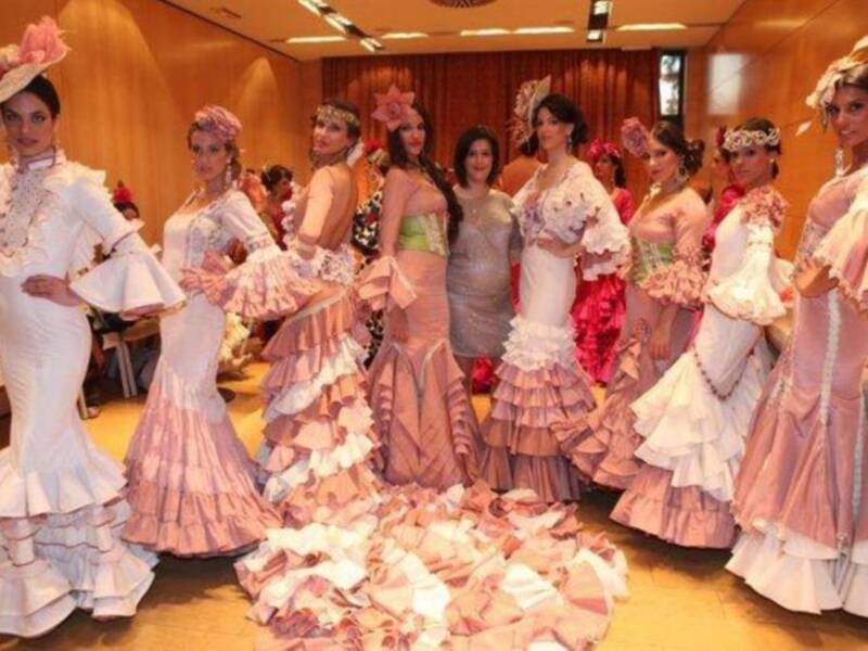 José Fernando ortega apoya a su hermana Gloria Camila en un desfile 