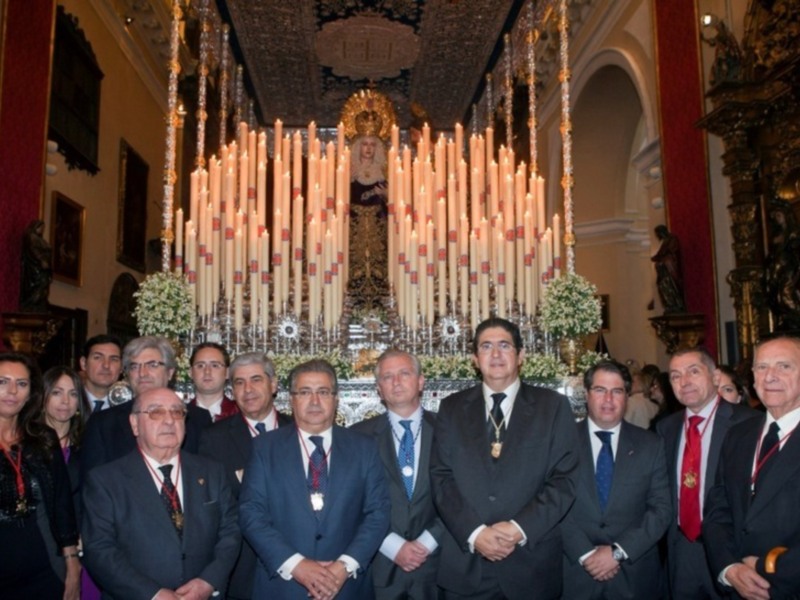 El Alcalde de Sevilla entregó a la Virgen de la Concepción el Bastón de Mando del Colegio de Abogados 
