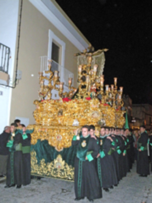 La lluvia da una tregua a la madrugada ilipense, y la Hermandad de la Vera-cruz, estreno su paso y su cuadrilla de romanos.