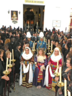  La lluvia dio una tregua en el  Viernes Santo de Alcalá del Río.
