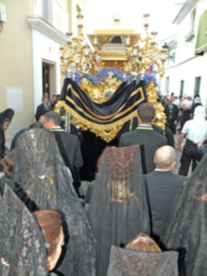 La lluvia dio una tregua en el Viernes Santo de Alcalá del Río.