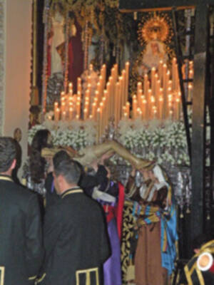 Galería del Descendimiento de Cristo en la Hermandad de la Soledad de Alcalá del Río (Sevilla)