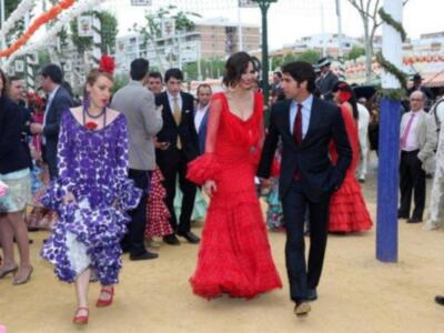 Elegantes vestidos de flamenca en la Feria de Abril de Sevilla.