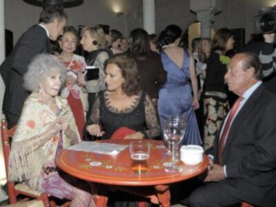 La duquesa de Alba, premio a la mejor embajadora de Sevilla en el mundo apoya a SM el rey