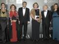 Grupo de personas en trajes formales posando en un evento en Sevilla.