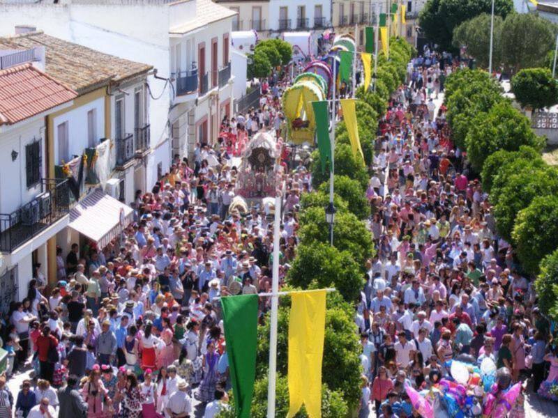La multitudinaria Salida de las Carretas de Gines hacia el Rocío  pudo verse por primera vez en  directo en todo el mundo 