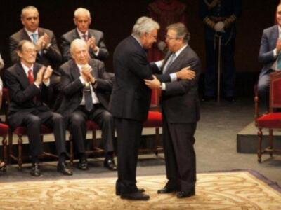 Felipe González reúne a las tres mujeres de su vida en Sevilla, su pareja Mar, su hija María y su nieta Elena