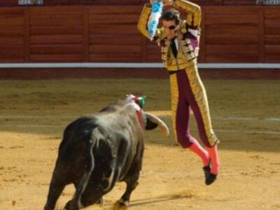 Padilla triunfa y pone banderillas con parche de diseño en un ojo