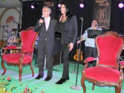 El cantante y periodista Mario Vaquerizo "pregonó" la Feria de Lora del Río en la noche del miércoles 30 de mayo