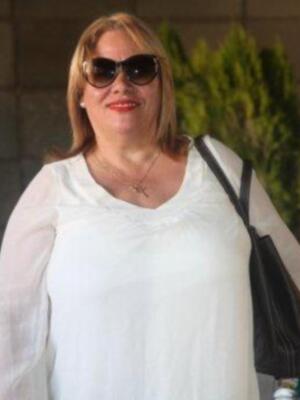 María león muy junto a su madre recoge la medalla de Sevilla para su hermano Paco León