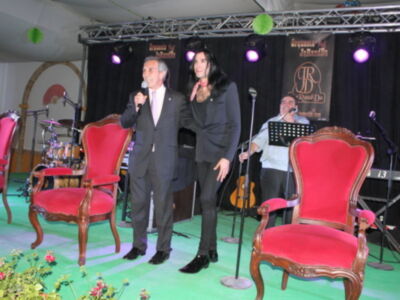 El cantante y periodista Mario Vaquerizo "pregonó" la Feria de Lora del Río en la noche del miércoles 30 de mayo