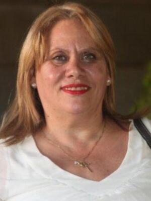 María león muy junto a su madre recoge la medalla de Sevilla para su hermano Paco León