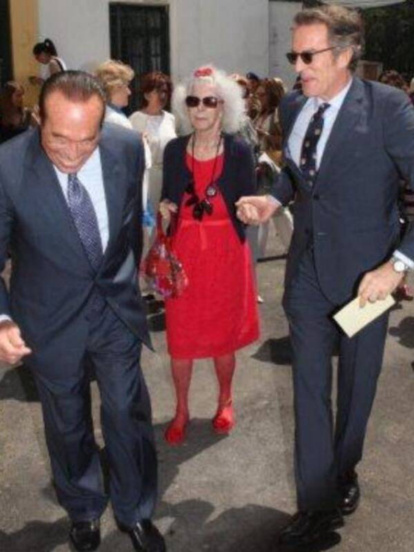 Felipe González reúne a las tres mujeres de su vida en Sevilla, su pareja Mar, su hija María y su nieta Elena