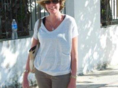 Simoneta Gómez Acebo, descalza haciendo el camino del rocío por las arenas