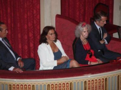 Felipe González reúne a las tres mujeres de su vida en Sevilla, su pareja Mar, su hija María y su nieta Elena