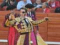 Torero en traje tradicional durante una corrida de toros en España.