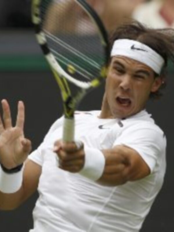 Nadal sufre para avanzar en Wimbledon