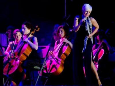 Eva González fan de la copla en el estreno del espectáculo azabache