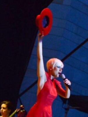 Eva González fan de la copla en el estreno del espectáculo azabache