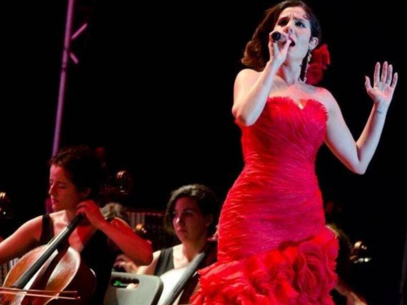 Eva González fan de la copla en el estreno del espectáculo azabache