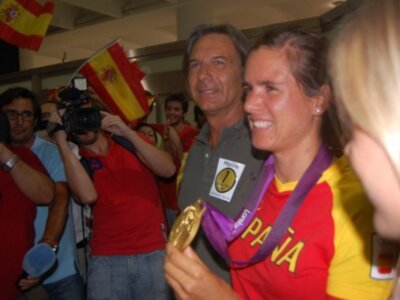 Marina Alabáu ya está en casa con su inseparable oro olímpico