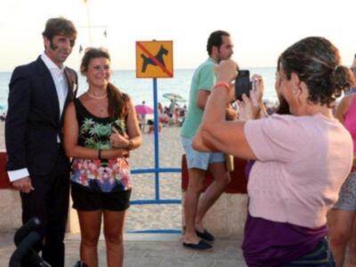 Juan José Padilla con su mujer y su hija Paloma presentó su biografía en Chipiona