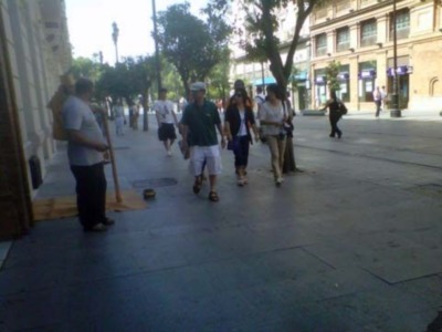 Favorable acogida a la llegada de turistas chinos a Sevilla.