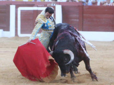 Enrique Ponce corta tres oreja y rabo en Alcázar