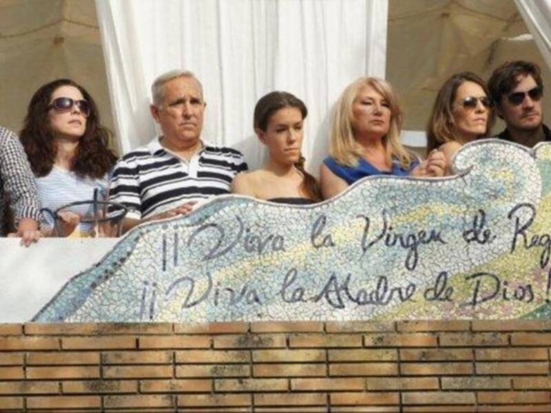 Gloria Mohedano con su familia, los únicos que presenciaron el paso de la virgen de regla  en la casa de Rocío Jurado