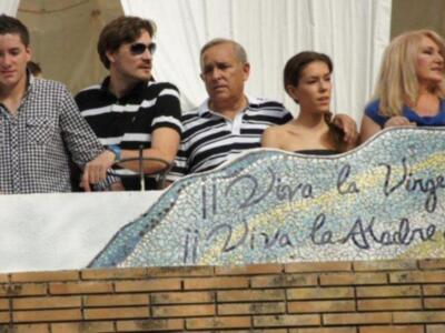 Gloria Mohedano con su familia, los únicos que presenciaron el paso de la virgen de regla  en la casa de Rocío Jurado