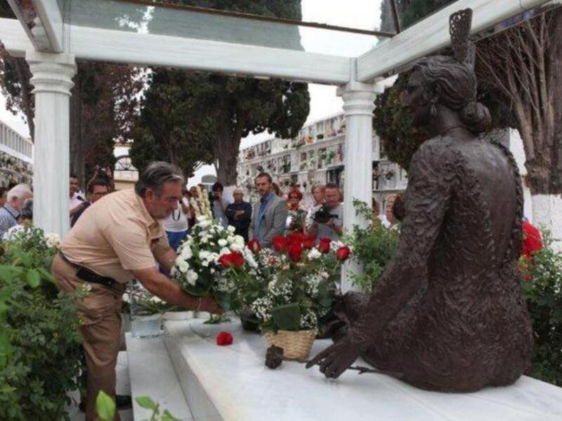 Ofrenda floral en la tumba de Rocío Jurado el día de  su 67 cumpleaños