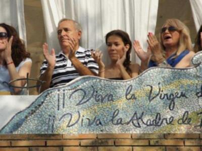 Gloria Mohedano con su familia, los únicos que presenciaron el paso de la virgen de regla  en la casa de Rocío Jurado