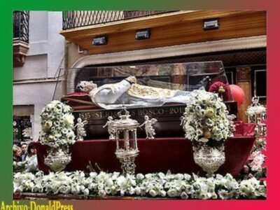 Don Bosco convocó a su alrededor a miles de personas en Sevilla, como la Gran Familia Salesiana que, somos en torno a nuestro Padre y Maestro San Juan Bosco.