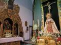 Interior de una iglesia con altar dorado, estatua de la Virgen y crucifijo en el fondo.