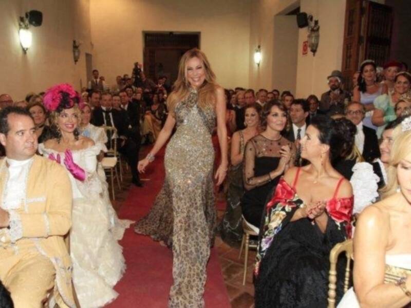Luis Alfonso de Borbón y su esposa Margarita Vargas, padrinos de la magnifica fiesta de la revista Escaparate en Sevilla