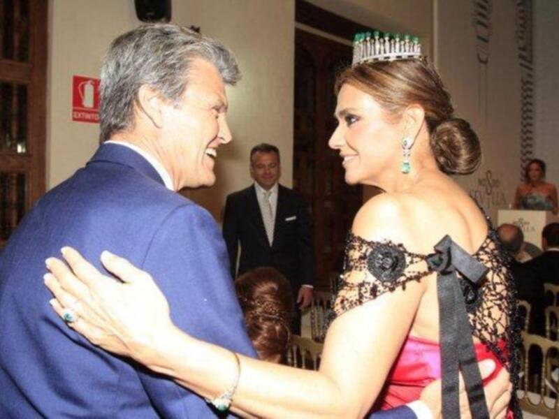 Luis Alfonso de Borbón y su esposa padrinos de la magnifica fiesta aniversario de la revista Escaparate en Sevilla