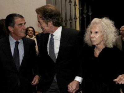 Los duques de Alba, Naty Abascal, Ana María Abascal y Alejandra Ortiz Osborne y su marido Joaquín Buendía, en el estreno de placido domingo en la maestranza
