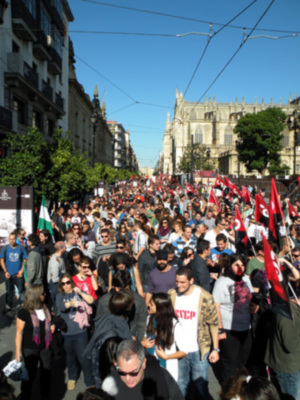 Sevilla. Miles de  sevillanos se manifestaron en protesta por  el rechazo general de los recortes.