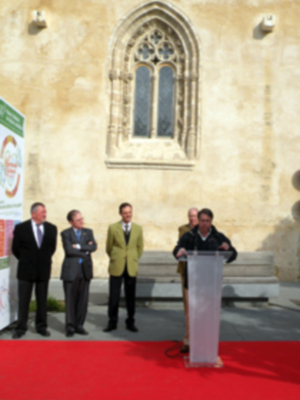 Sevilla.    EL sábado  los empresarios de Estepa hicieron entrega en el acto de 1500 kilos de Productos Navideños para las familias necesitada de Sevilla.