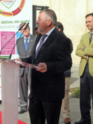 Sevilla.    EL sábado  los empresarios de Estepa hicieron entrega en el acto de 1500 kilos de Productos Navideños para las familias necesitada de Sevilla.