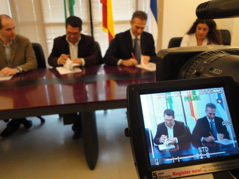 El Ayuntamiento firma un convenio con Vodafone para los servicios de comunicación del consistorio que supondrá un ahorro del 50%(Chipiona)